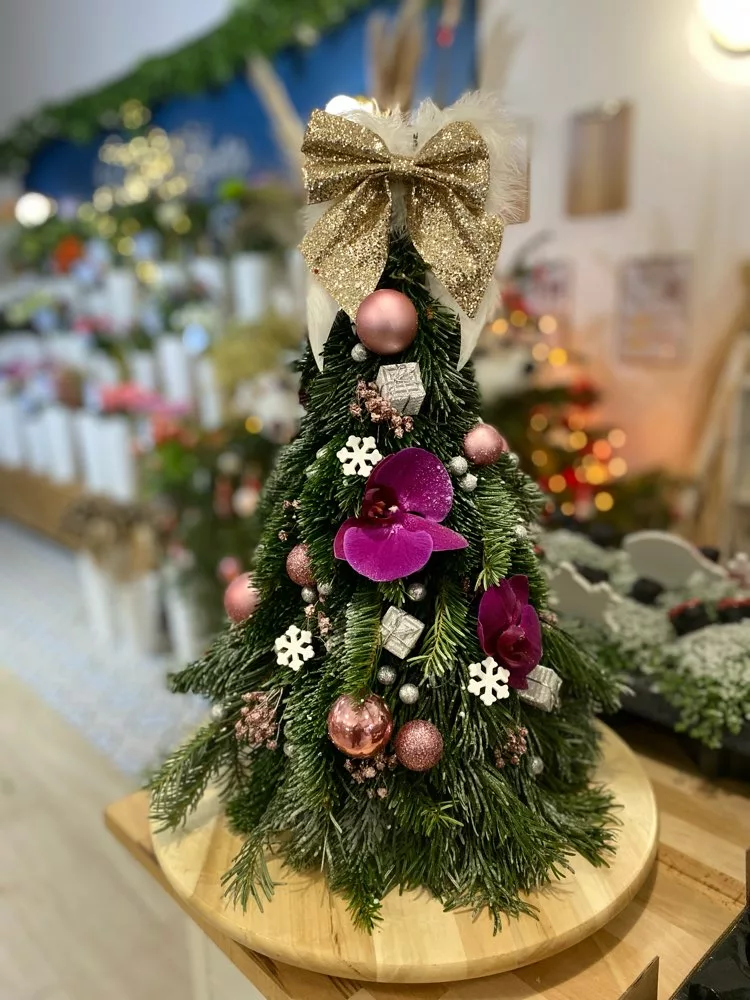 atelier floral mon sapin givré avec décoration et fleurs orchidées les fleurs de tonton henin beaumont et lille wattignies