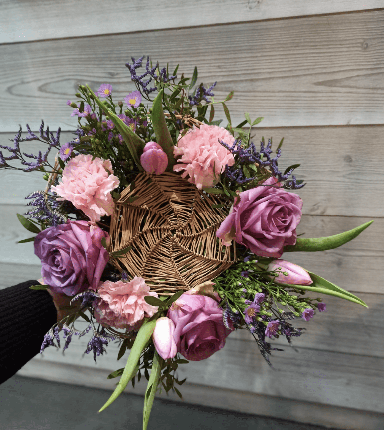 bouquet de fleurs rose avec structure atelier floral