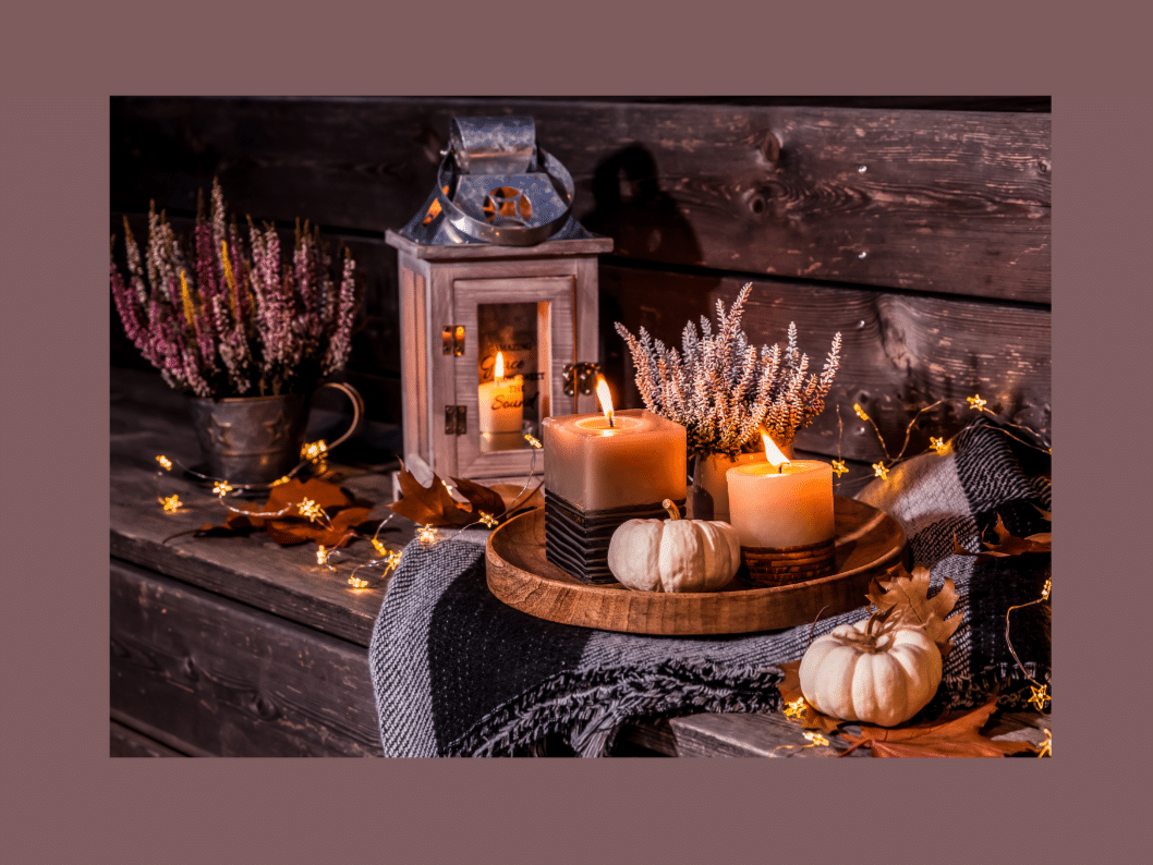 Décoration thème automne réalisée en intérieur avec des bruyères et des bougies pour une atmosphère chaleureuse.