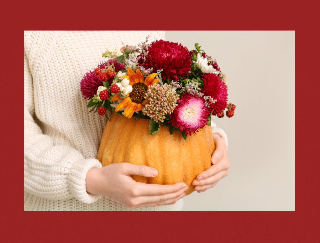 Photo d'un bouquet réalisé dans une citrouille pour une décoration thème automne originale