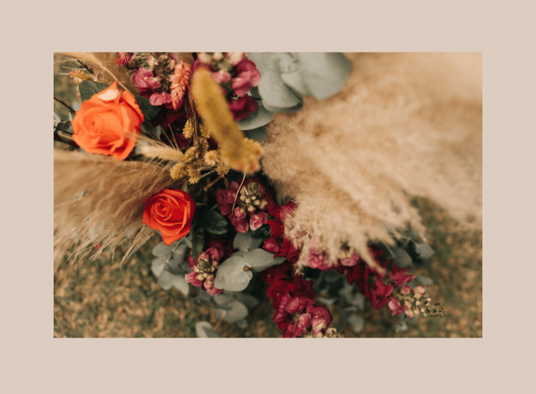 bouquet d'automne réalisé avec des fleurs fraiches et séchées, du feuillage et des pampas pour une décoration thème automne toute douce