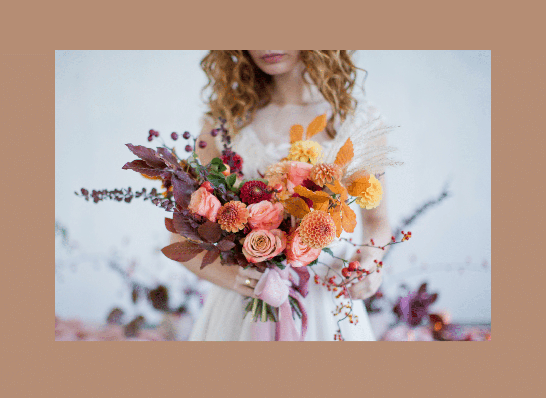 bouquet mariage dans le thème décoration automne avec fleurs et feuillages aux couleurs de saison