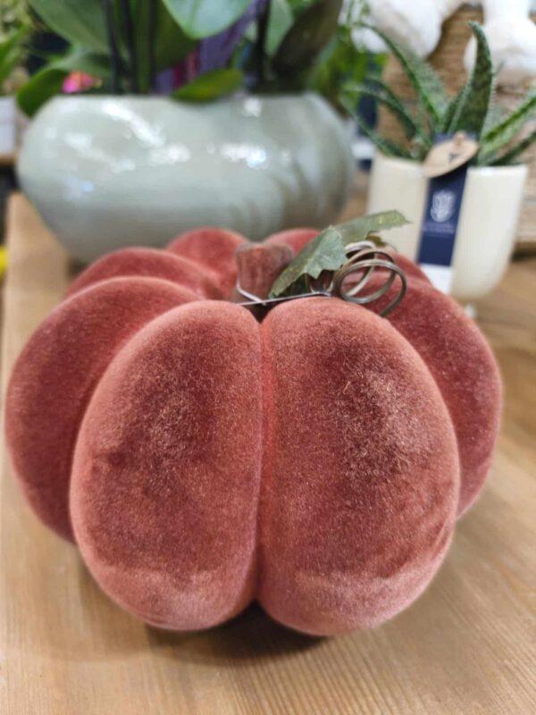 Photo d'une décoration thème automne : une citrouille en velours dans les tons rouge-orangé